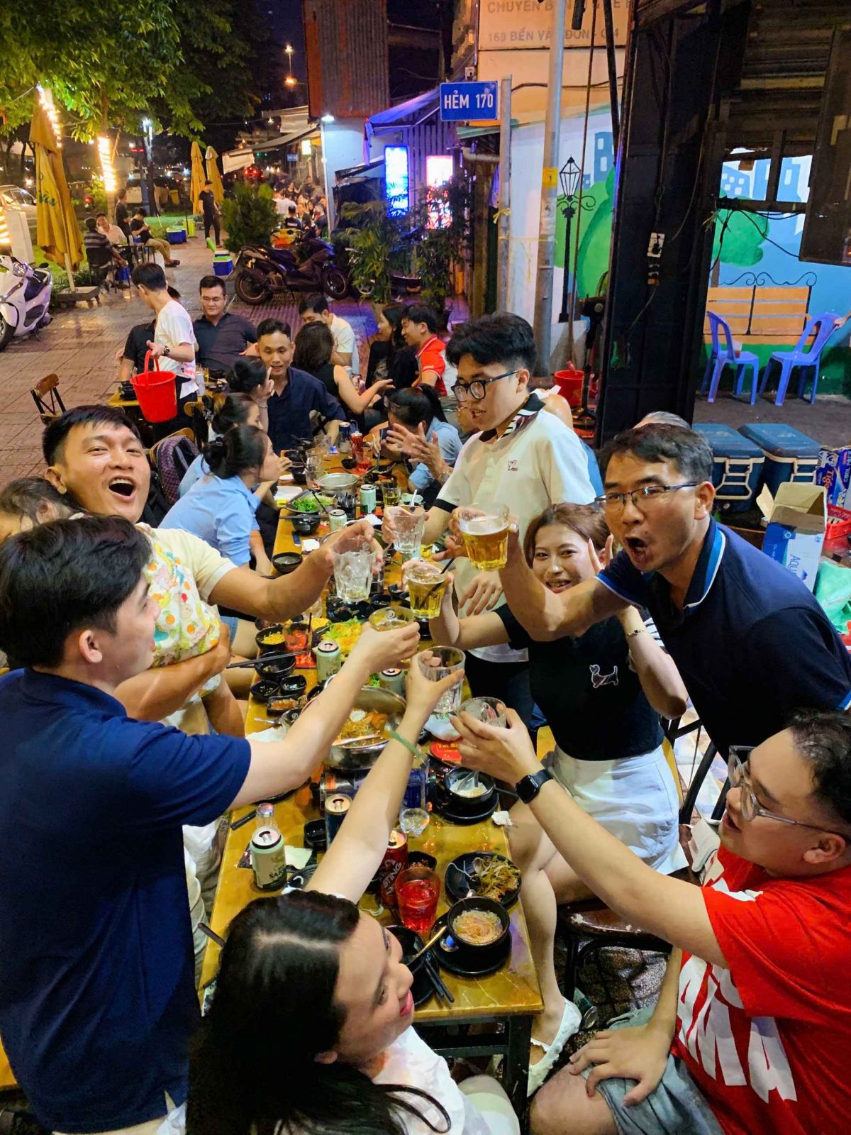 Tới Bến Food Beer Quận 4 Vừa có bia mát, vừa có view đẹp - đúng chuẩn nơi để "xả stress" và "bung mood" cuối ngày!. Đặc biệt, quán mở đến 4H SÁNG